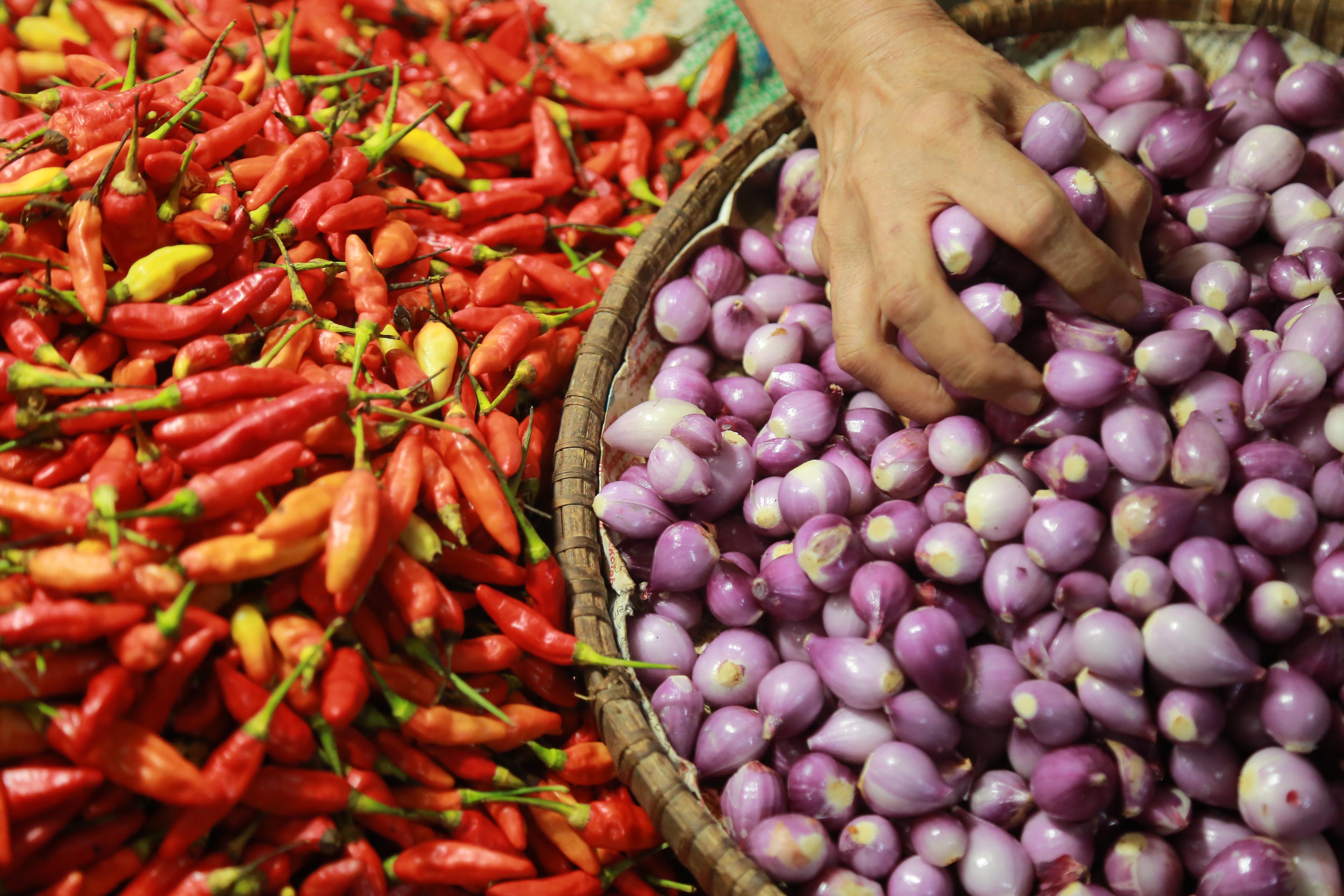 BAHAN POKOK: Bawang merah dan cabai berpotensi mempengaruhi terjadinya inflasi hingga penghujung tahun 2024.