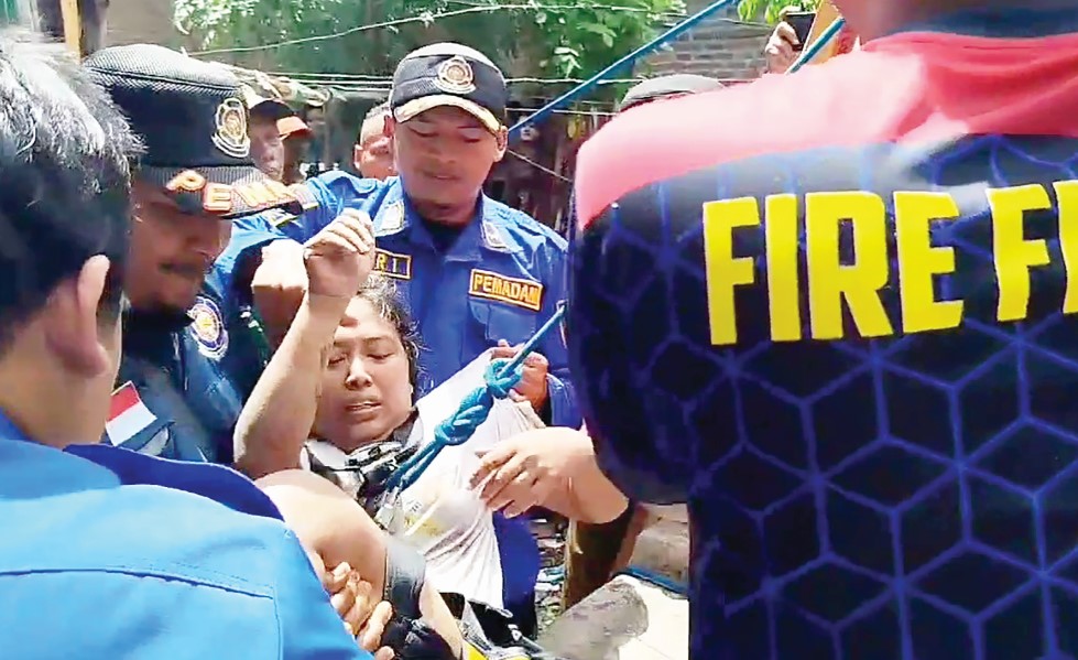 DIEVAKUASI: Petugas Damkar Kabupaten Madiun melakukan penyelamatan korban laka air di sumur di Desa Sugihwaras, Kecamatan Saradan, Sabtu (30/11) lalu.