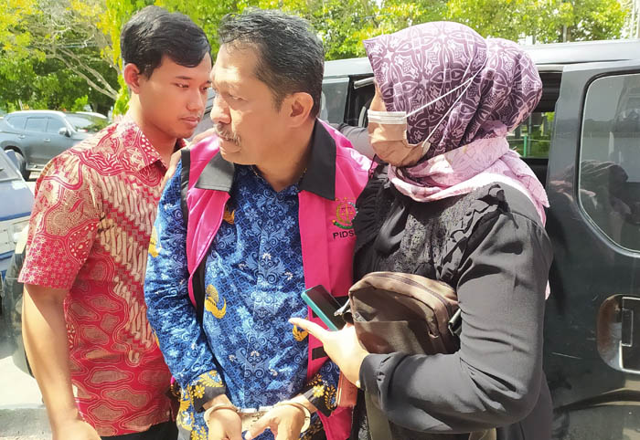 DIGELANDANG: MT, mantan Kadis Pendidikan Ngawi yang saat ini menjabat Kepala DLH ditetapkan tersangka kasus dugaan korupsi dana hibah Rp 19,1 miliar.