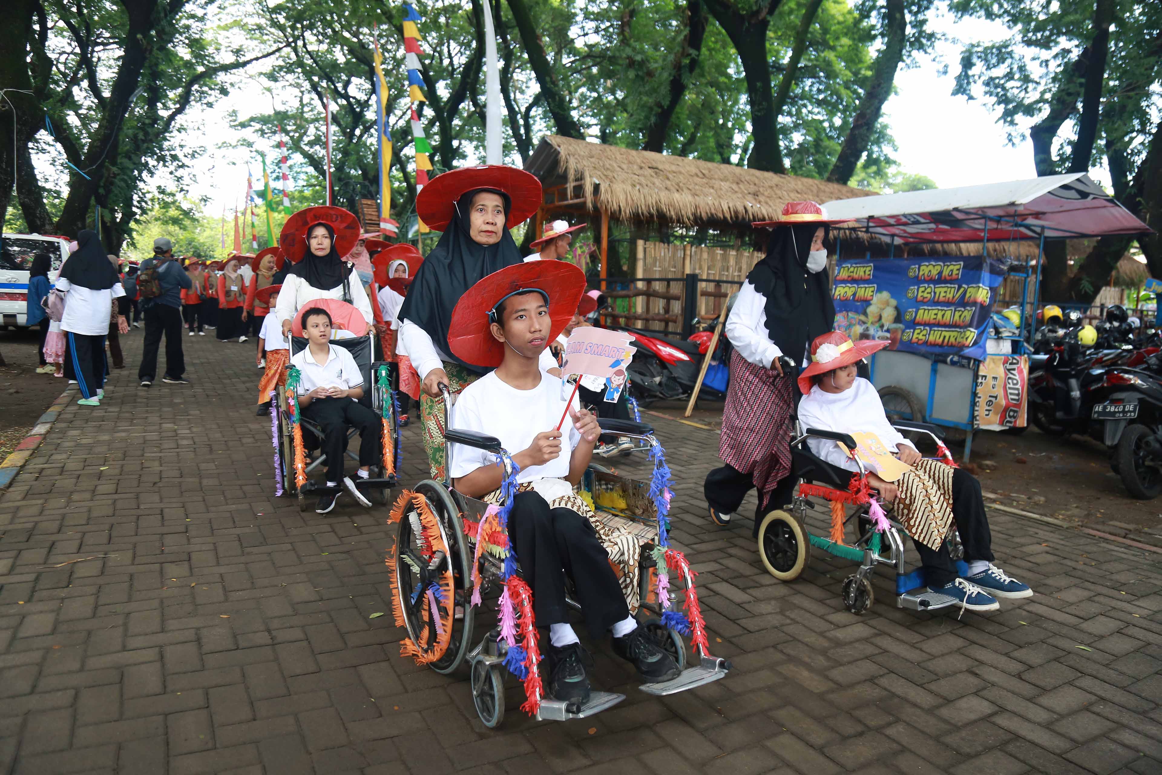 BERSAMA GURU DAN ORANG TUA: Ratusan siswa difabel merayakan Hari Disabilitas Internasional di Ngrowo Bening Edupark, Kota Madiun, Selasa 3 Desember 2024.