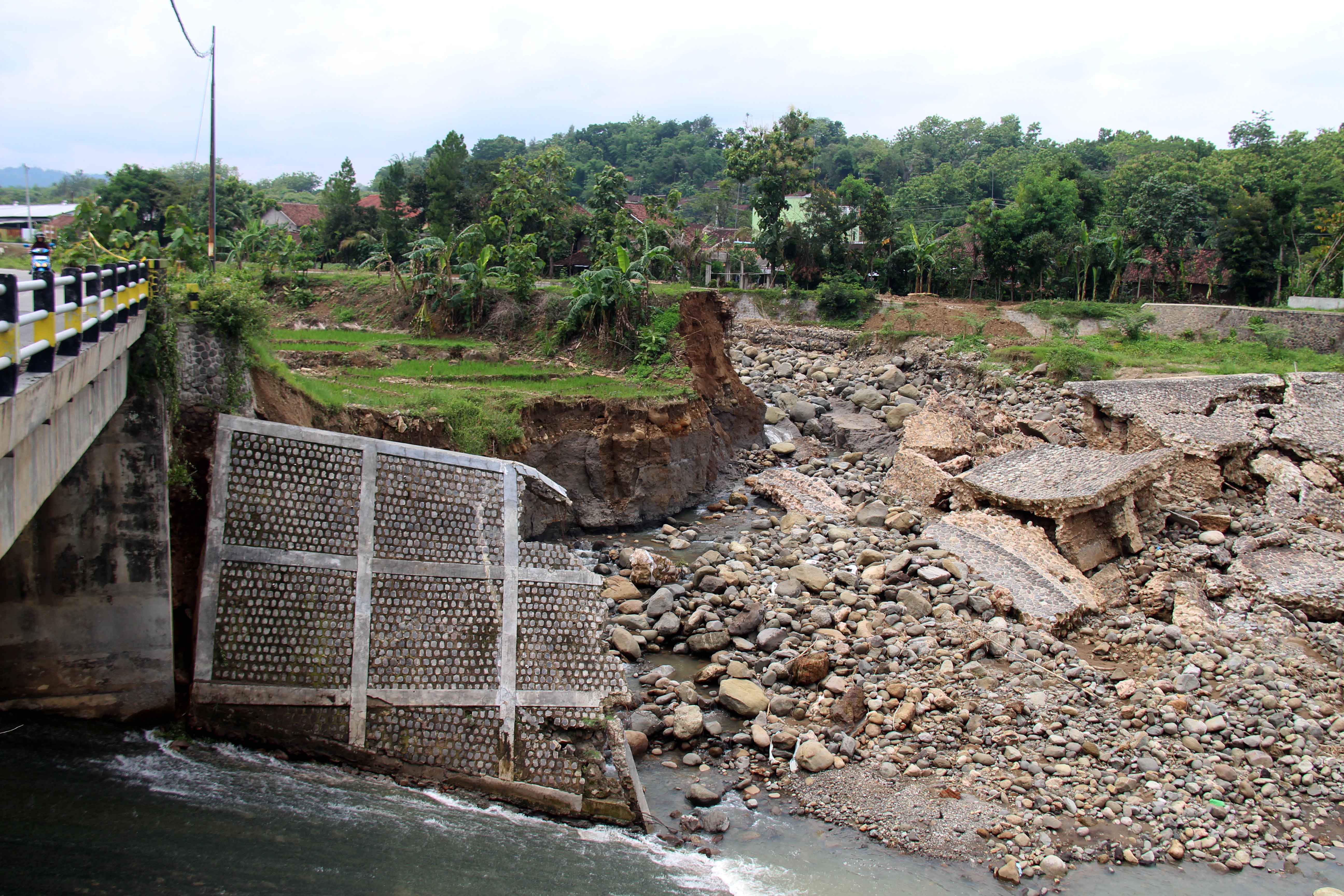 RUSAK PARAH: Kondisi terkini sayap Jembatan Winong yang masuk Desa Ketanggung, Sine, Ngawi