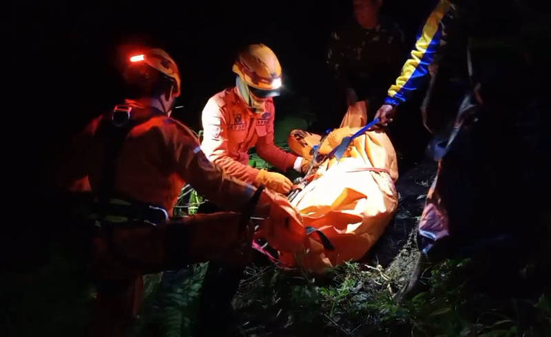 DRAMATIS: Petugas BPBD Ponorogo melakukan evakuasi jenazah Sumarno yang jatuh ke lereng Bukit Semampir, Ngebel.