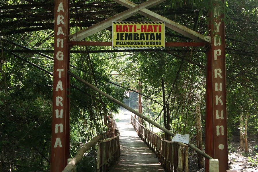 DILARANG MELINTAS: Jembatan gantung Jurang Gandul, Kadipaten, Ponorogo, ditutup oleh pihak pemerintah desa untuk sementara waktu.