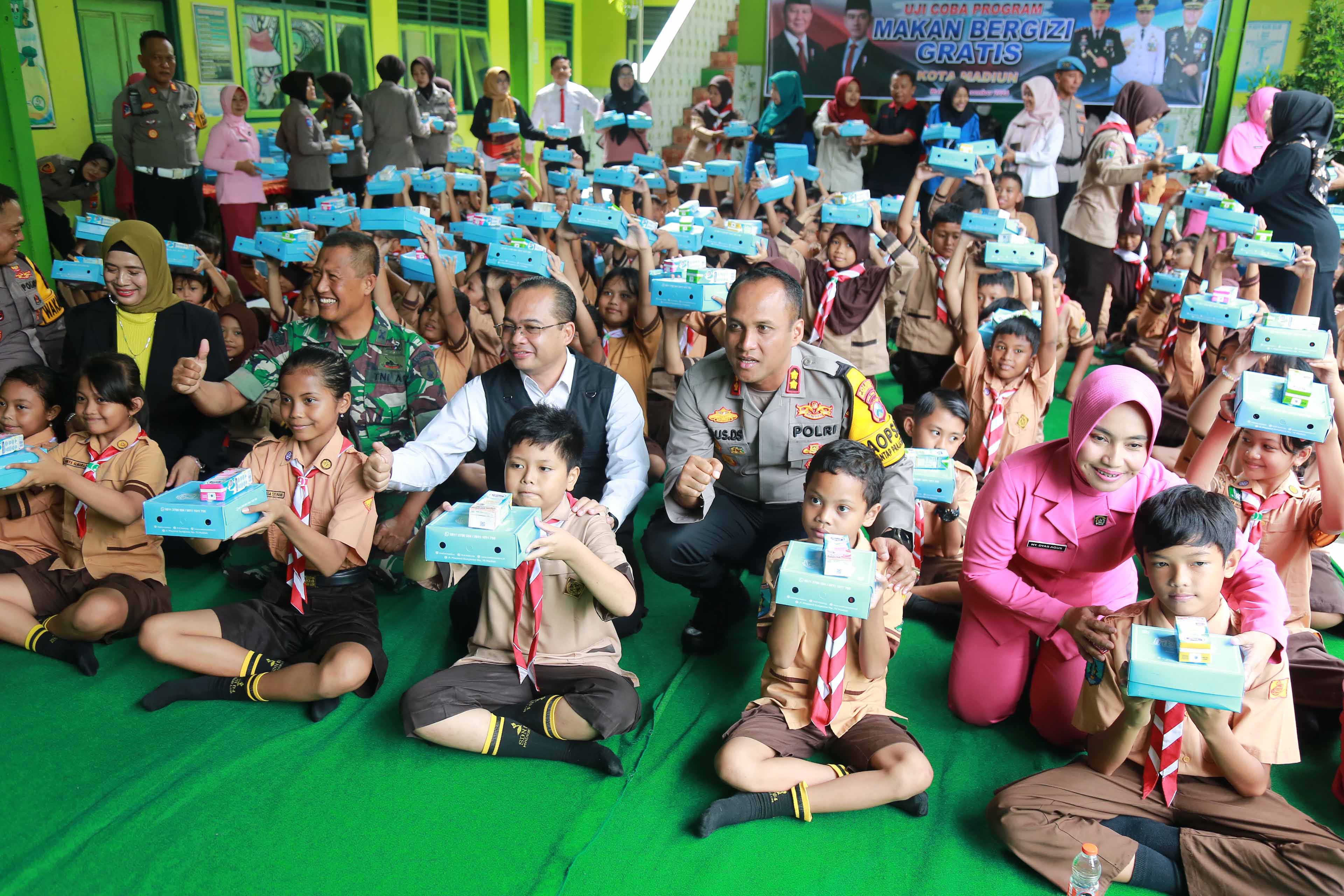 PROGRAM PRABOWO: Uji coba makan bergizi gratis yang diinisiasi Polres Madiun Kota dengan berkolaborasi bersama pemkot dan Kodim 0803 digelar di SDN 04 Madiun Lor, Jumat (6/12).