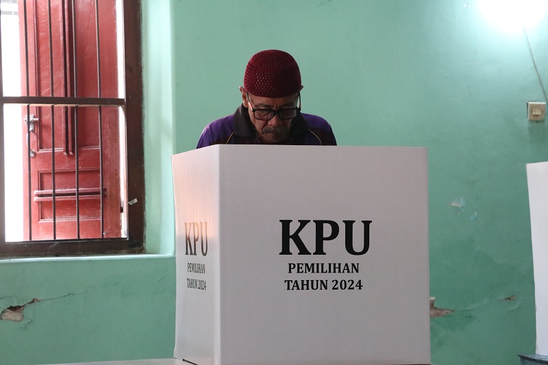 PESTA DEMOKRASI: Warga Ponorogo menggunakan hak suaranya dalam pilkada 27 November lalu.