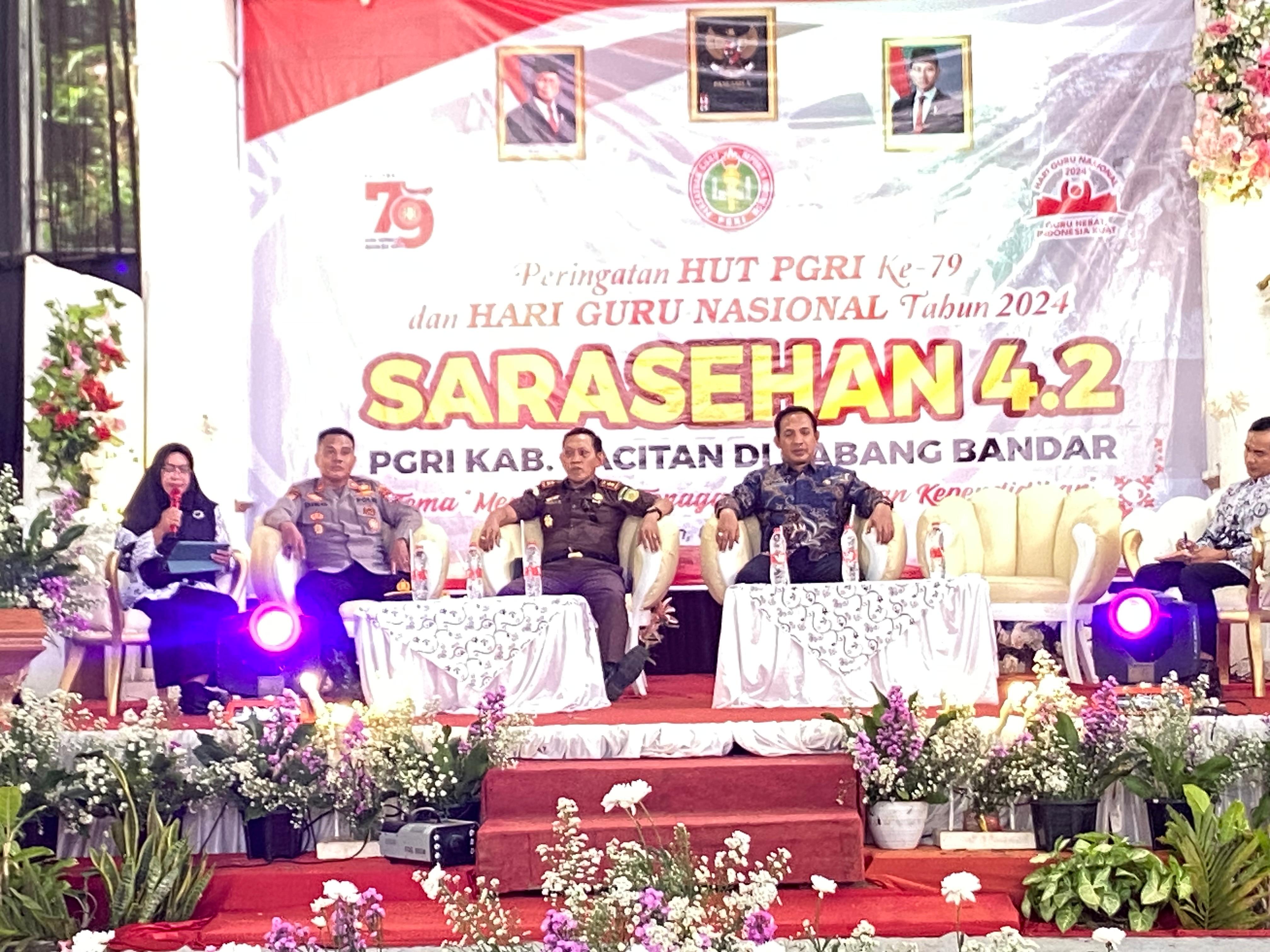 SARASEHAN: Ketua DPRD Arif Setia Budi, kajari, kapolres, dan Plt Sekretaris Dindik Pacitan Ririh Enggar bebincang di momen HUT ke-79 PGRI dan HGN 2024 di GOR Bandar.