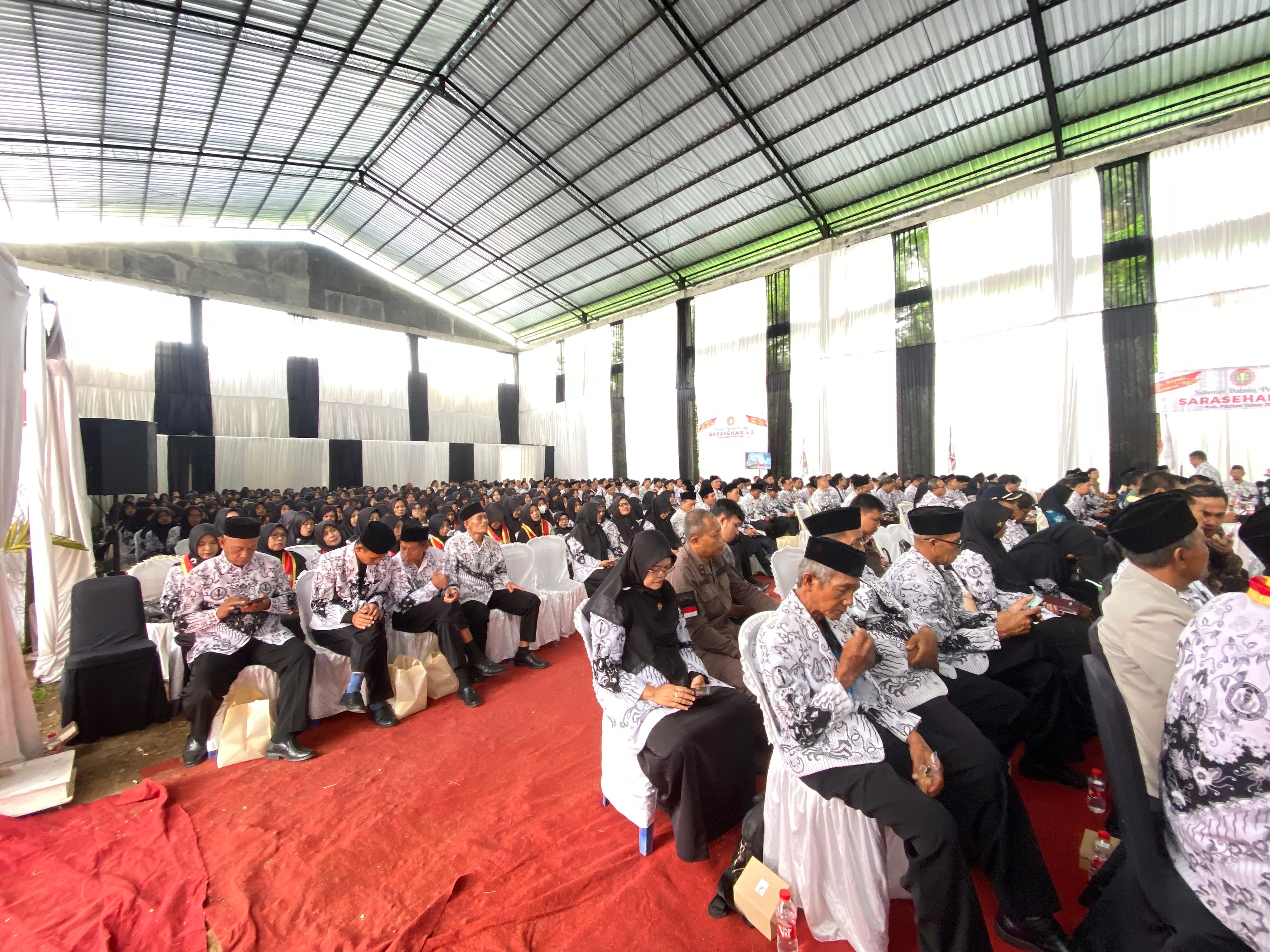 SARASEHAN: Ketua DPRD Arif Setia Budi, kajari, kapolres, dan Plt Sekretaris Dindik Pacitan Ririh Enggar bebincang di momen HUT ke-79 PGRI dan HGN 2024 di GOR Bandar.&nbsp;
