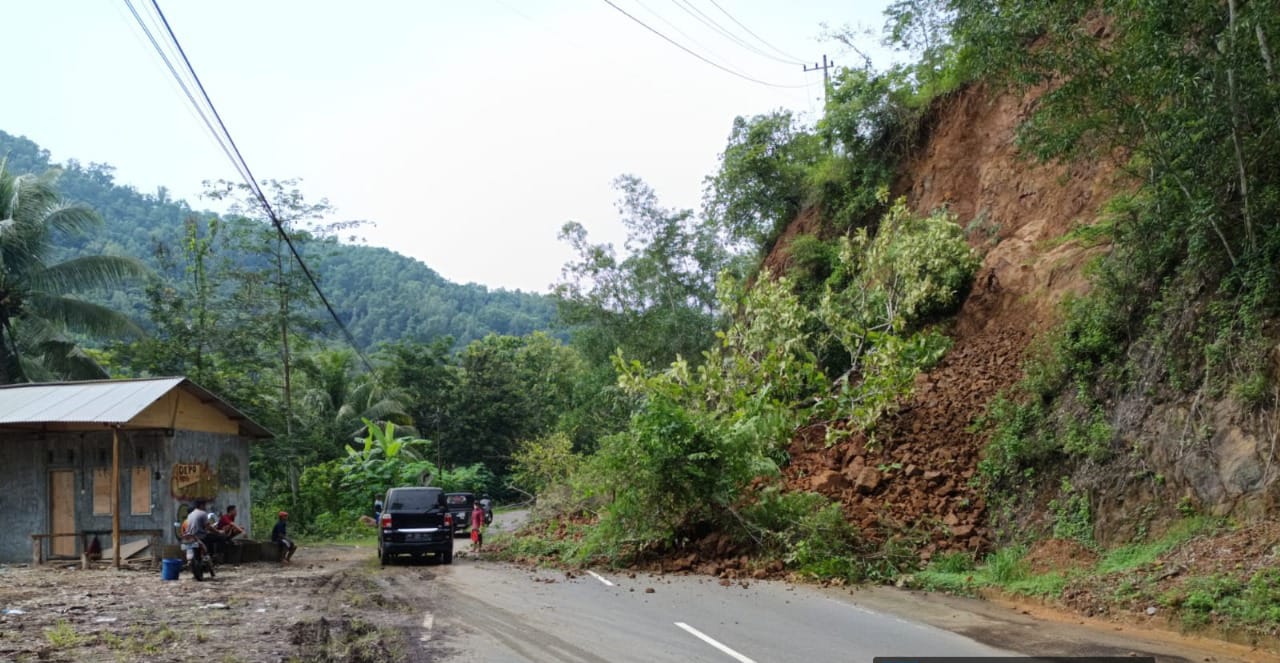 AKSES TERTUTUP:  Longsor menerjang Desa Gedangan, Kecamatan Tegalombo. Akses ke Ponorogo terhambat.