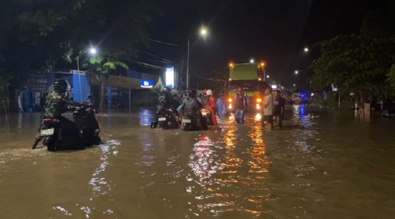 BENCANA: Jalan Raya Madiun-Surabaya, Kecamatan Saradan, Kabupaten Madiun, kabanjiran. (DOKUMEN/RADAR MADIUN)