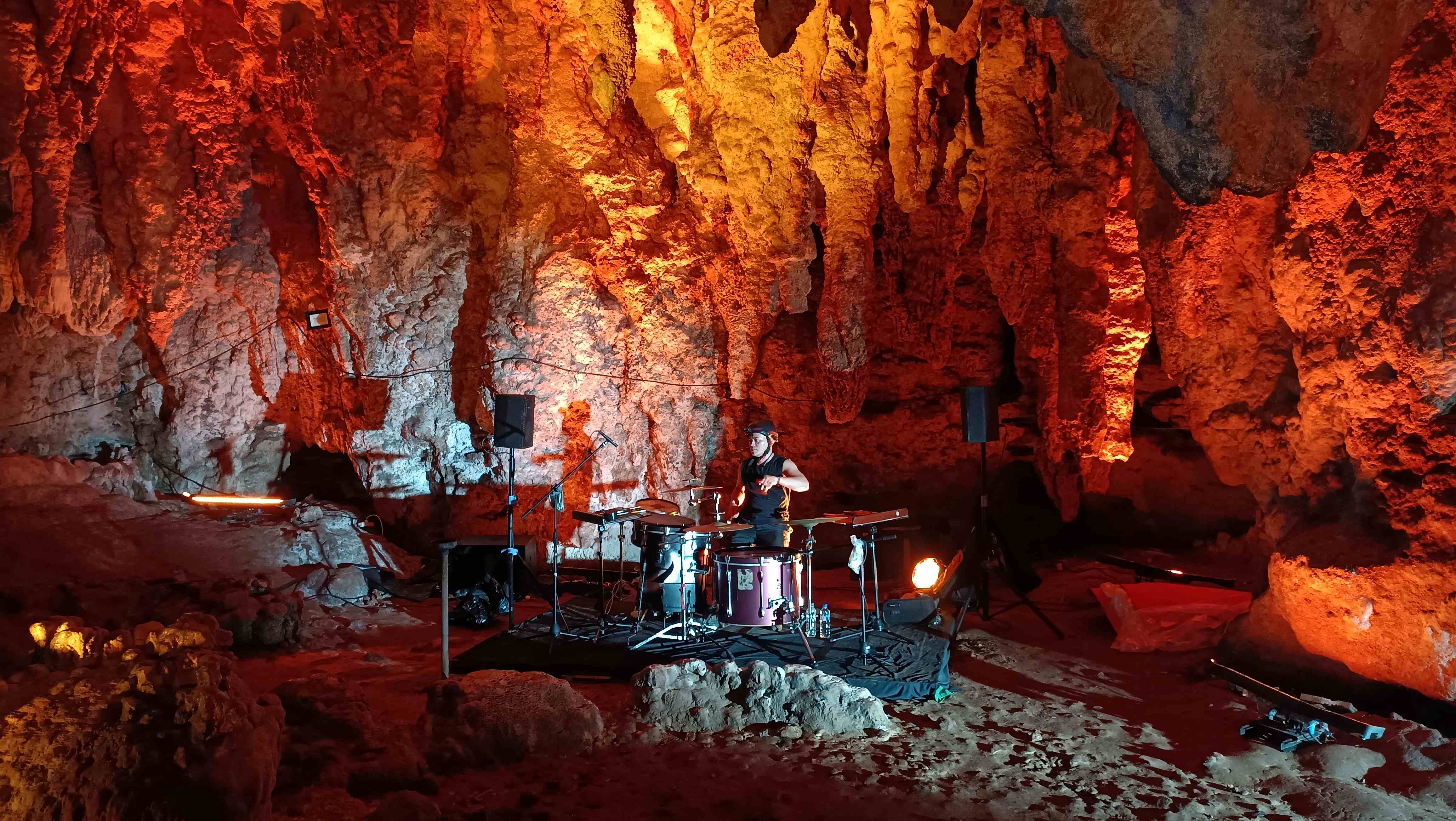 LUAR BIASA: Konser musik uni bertajuk Gema Tabuhan digelar di dalam Gua Tabuhan, Desa Wareng, Punung, Pacitan, Minggu 8 Desember 2024.