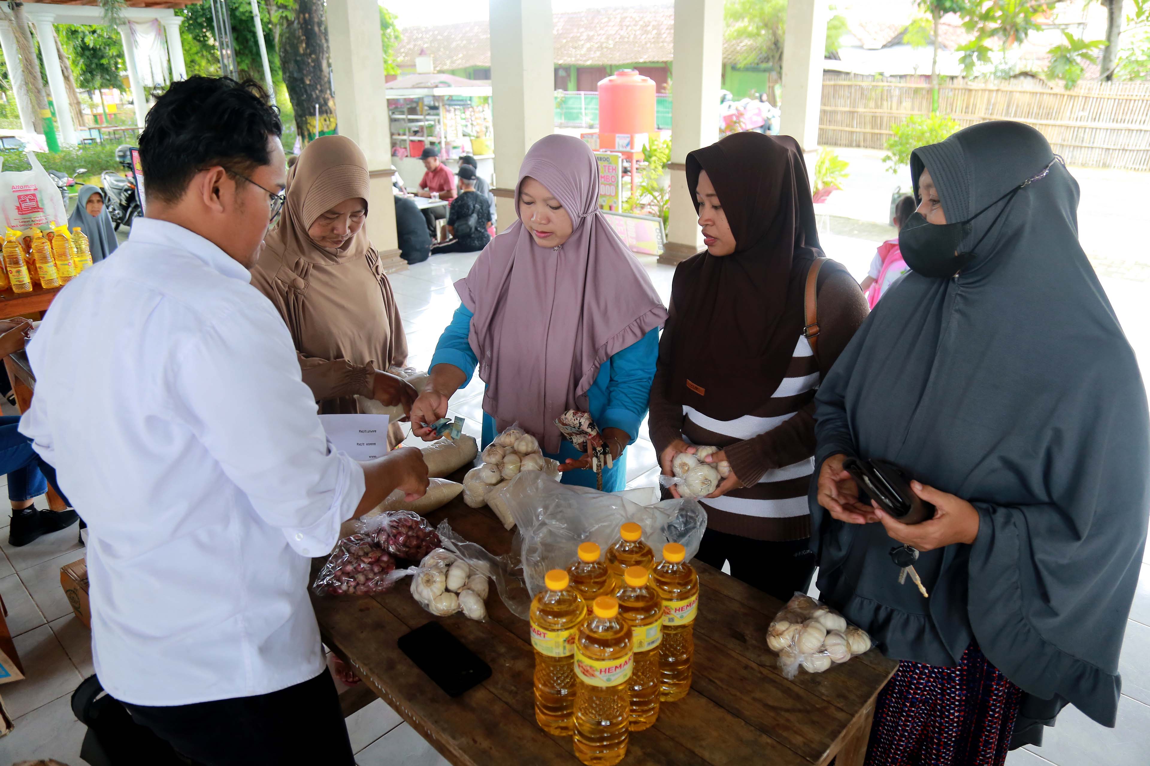 KEBUTUHAN PANGAN: Antusiasme warga dalam pasar murah di Lapak Kampir, Kelurahan Kanigoro kemarin.