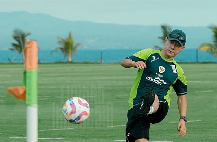 STY saat memimpin latihan Timnas Indonesia di Bali.