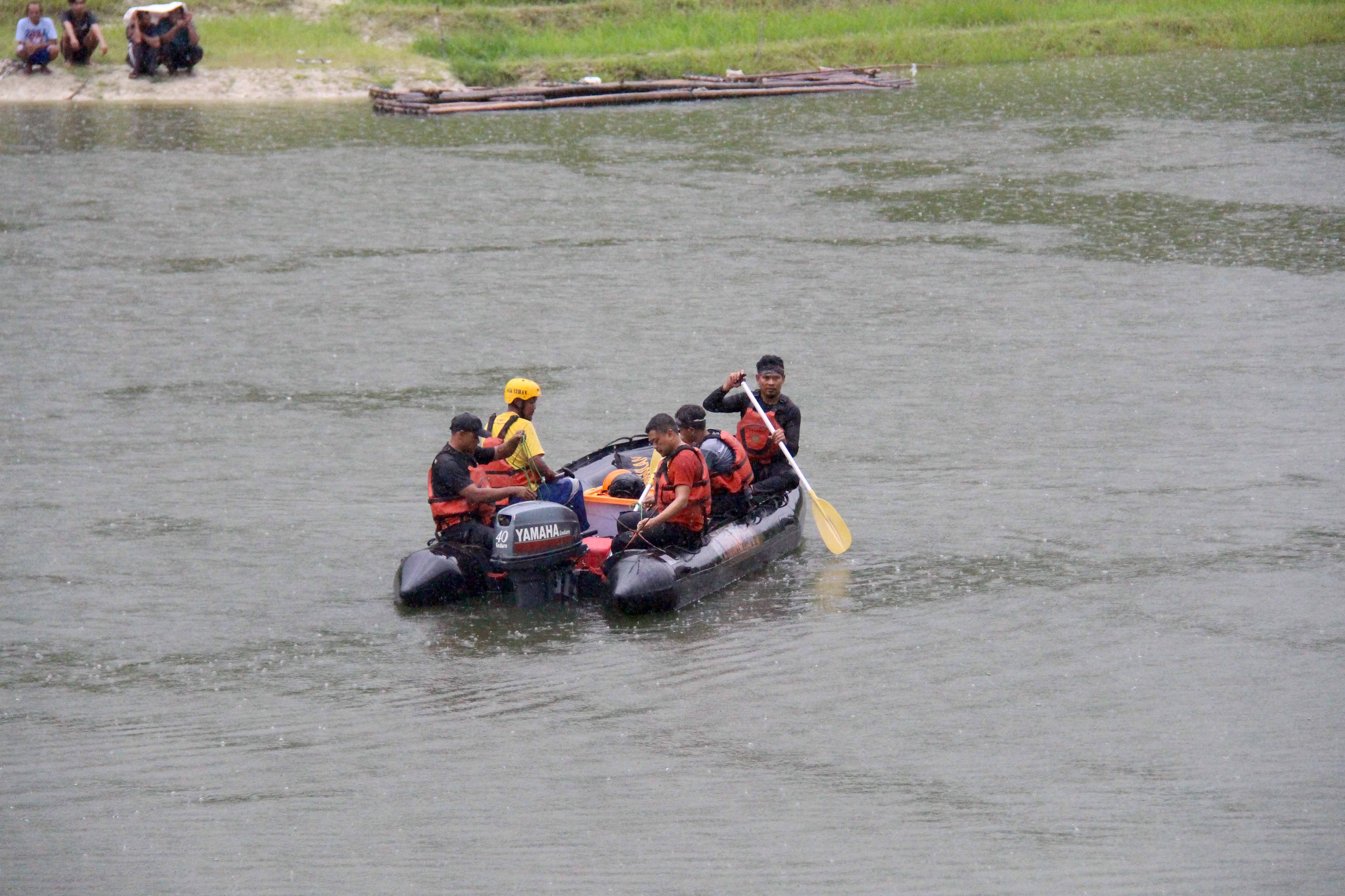 PENYISIRAN : Petugas gabungan mencari pemancing yang tenggelam di Waduk Pondok, Desa Gandong, Bringin, Ngawi, Selasa (10/12).