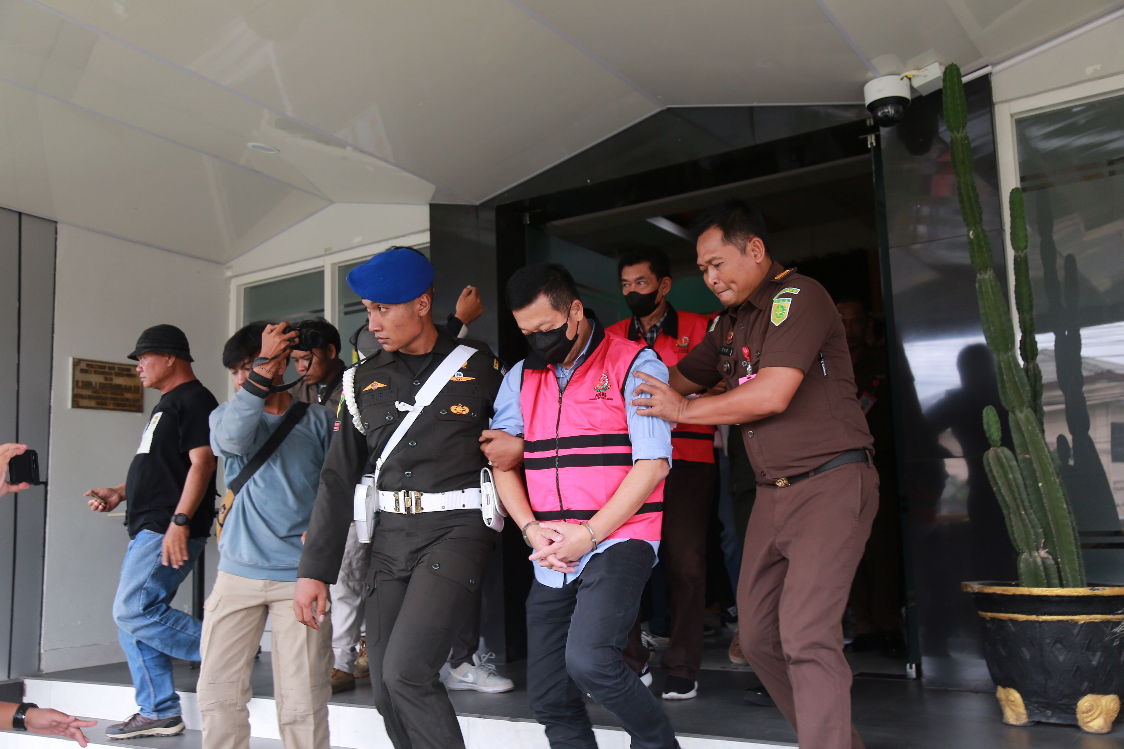 ROMPI PINK: Ketiga tersangka dugaan kasus penyalahgunaan PSU usai diperiksa kejaksaan dan ditahan di Lapas Kelas I Madiun, Senin 9 Desember 2024.