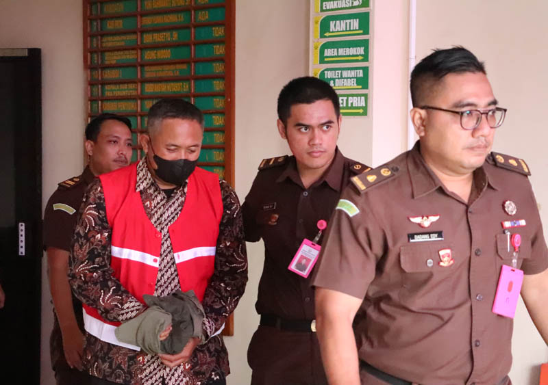 USUT TUNTAS: Kejari Ponorogo menggelandang DW, Kades Crabak, yang terjerat kasus dugaan korupsi dana desa, menuju mobil tahanan.