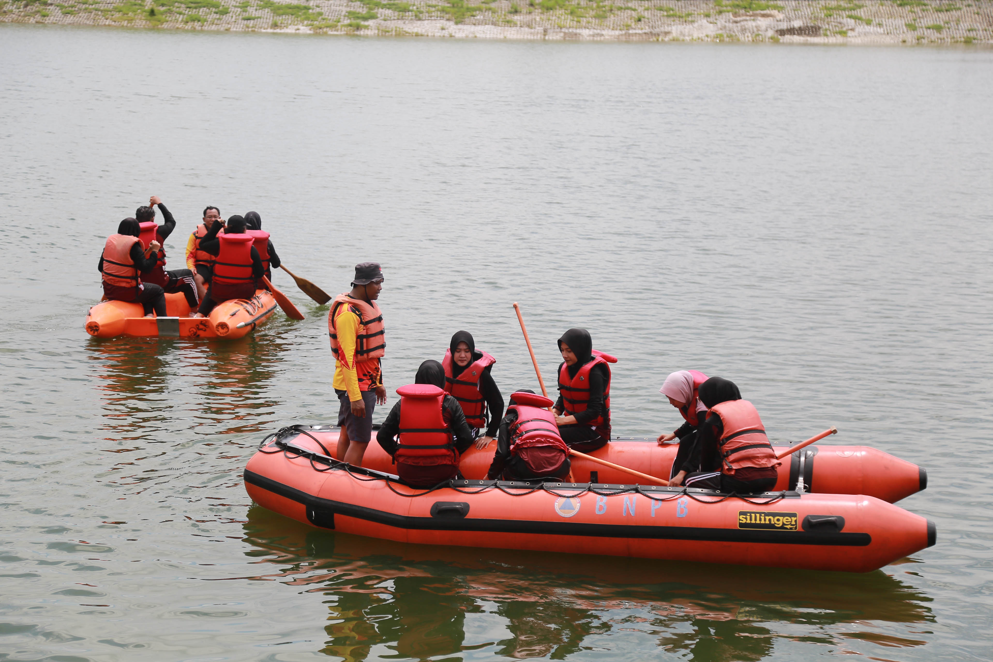 MITIGASI: Para mahasiswa STIKES BHM dilatih water rescue oleh petugas BPBD Kota Madiun di Embung Pilangbango, Selasa 10 Desember 2024.