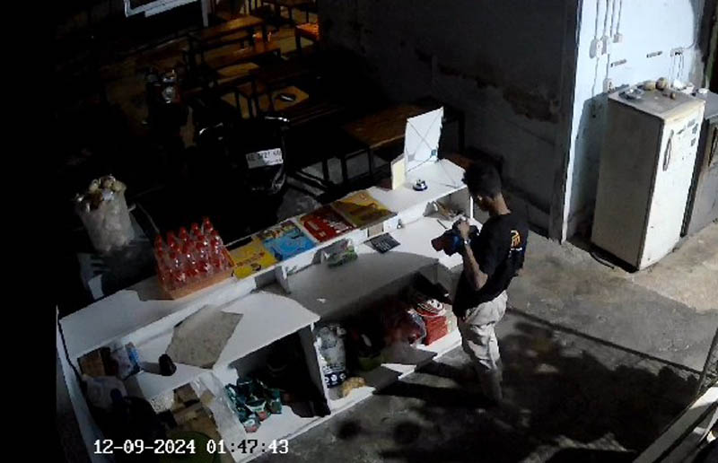 TANGAN PANJANG: Aksi bocil belasan tahun terekam kamera CCTV saat melakukan pencurian di warung mie Kelurahan Tonatan, Ponorogo Senin (9/12) dini hari.