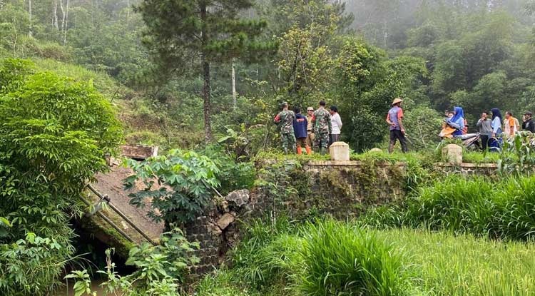 ANTAR DESA: Jembatan Dondong, Dusun Pagersari, Desa Penggung, Kecamatan Nawangan, Kabupaten Pacitan, pedhot. (DOKUMEN/RADAR MADIUN)