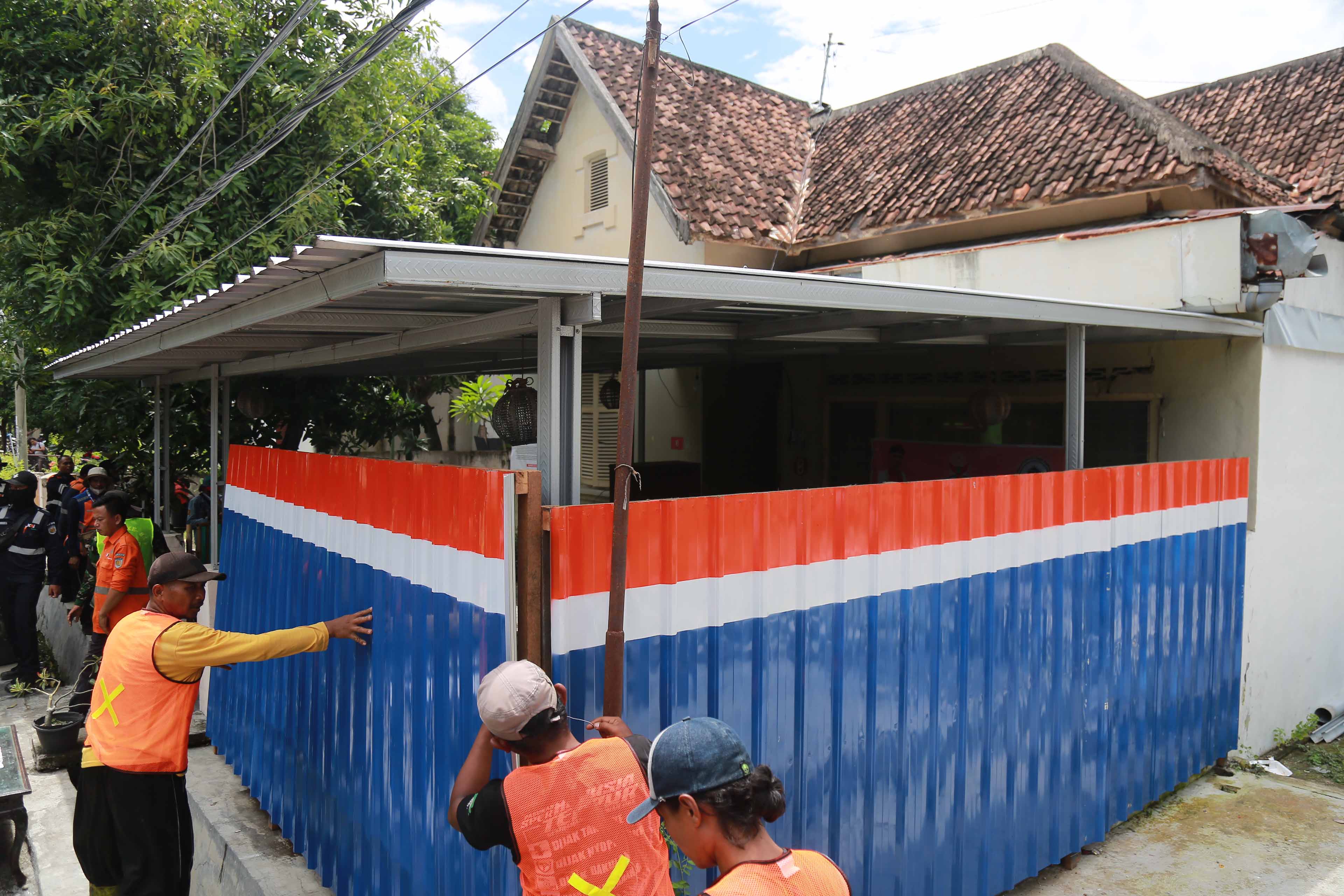PENGOSONGAN: PT KAI dan aparat penegak hukum melakukan penertiban satu unit rumah perusahaan di Jalan TGP, Kelurahan Oro-Oro Ombo, Kartoharjo, Rabu 11 Desember 2024.