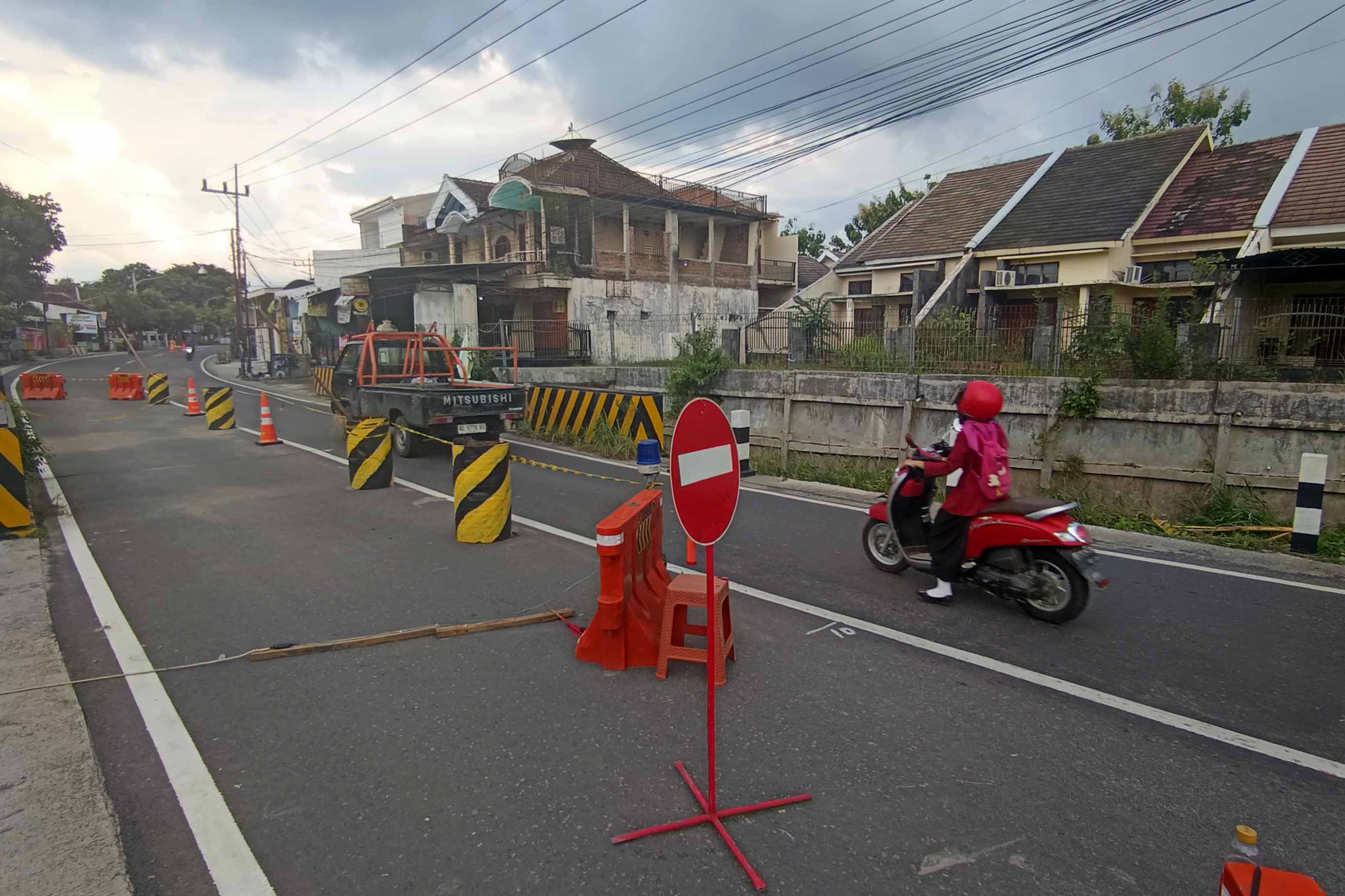 TUTUP: Pembangunan Jembatan Mojopurno yang rusak akibat banjir akhir November lalu bakal dimulai Kamis 12 Desember 2024.