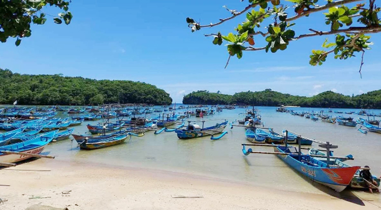 Pantai Tawang Pacitan.