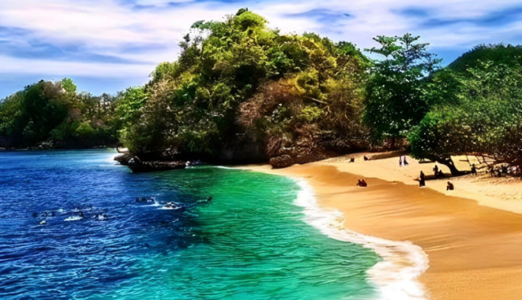 Pantai Tiga Warna di Kabupaten Malang.