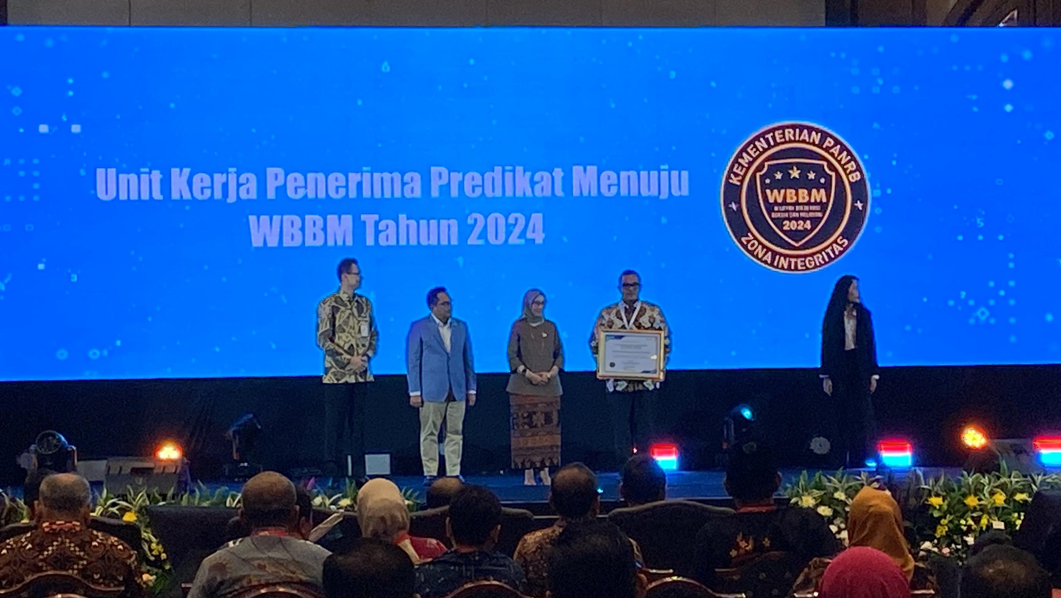 GEMILANG: Kepala Kantor Imigrasi Kelas II Non TPI Madiun Gilang Danurdara saat menerima penghargaan WBBM.