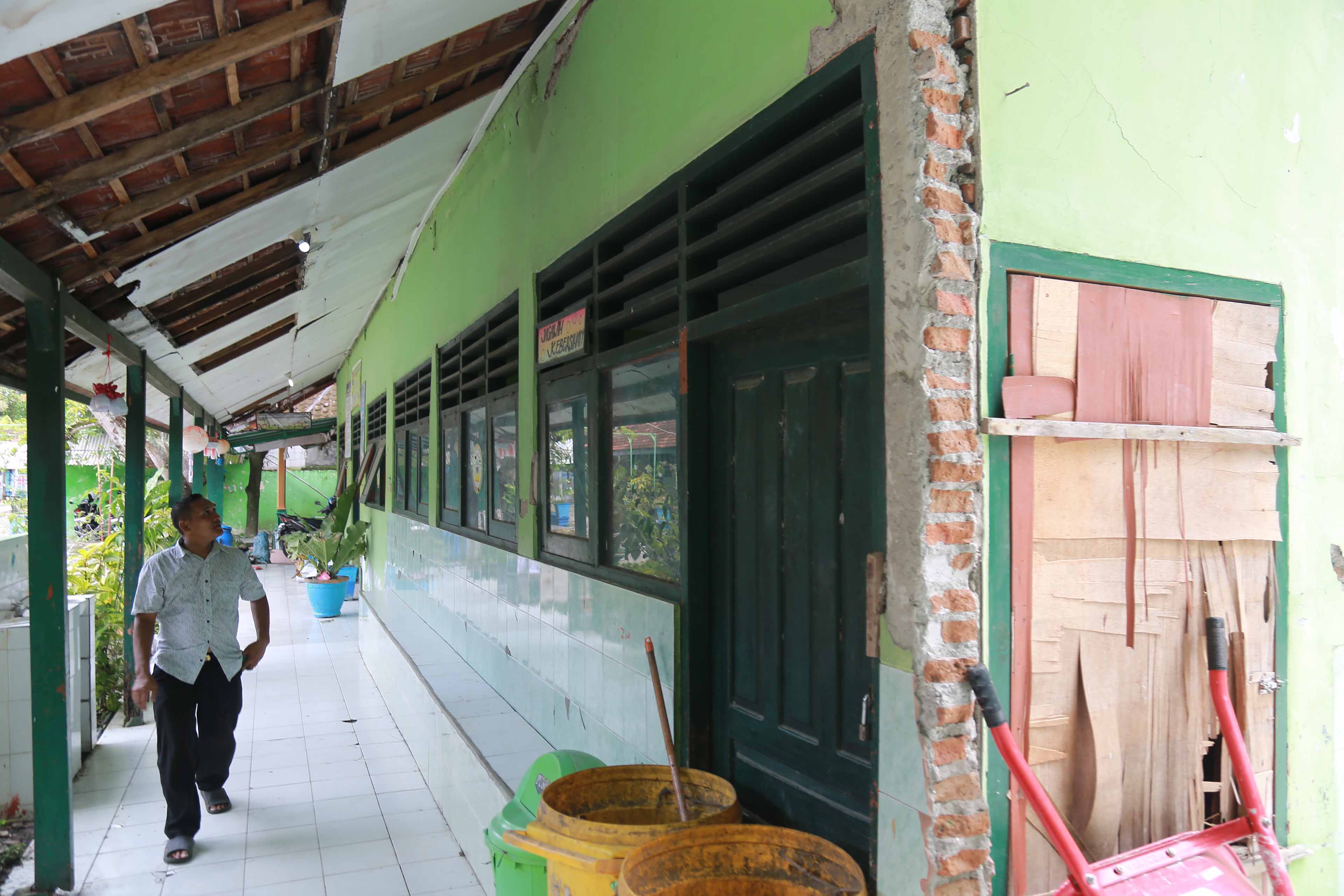 TEMUAN SIDAK: Kondisi gedung kelas SDN 1 Kanigoro dinilai Komisi I DPRD Kota Madiun tidak layak pakai.