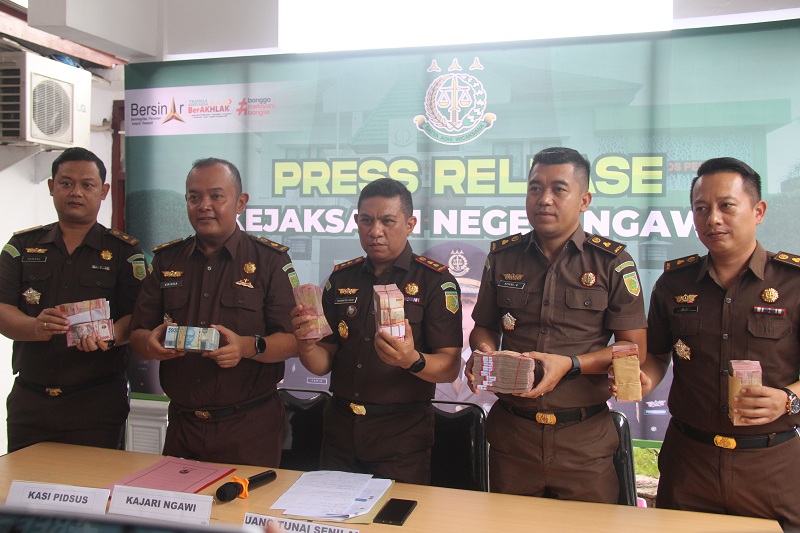 UANG TUNAI: Kejari Ngawi menerima pengembalian dana hibah dikbud dari enam lembaga Senin lalu (9/12).