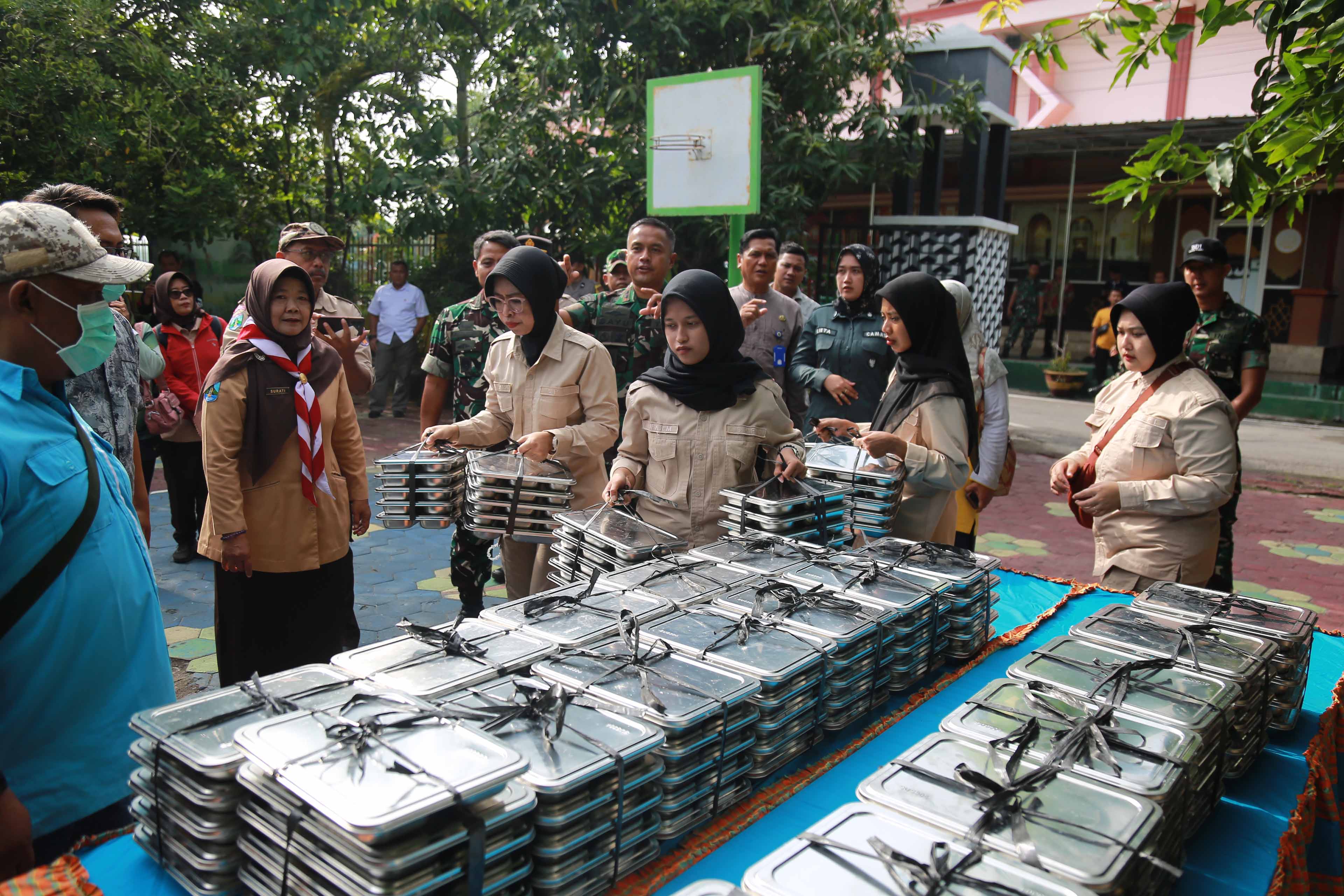 LAHAP: Uji coba program makan bergizi gratis dilaksanakan di SDN 02 Nambangan Lor dan TK Kartika IX-31 Yonif 501, Jumat 13 Desember 2024.