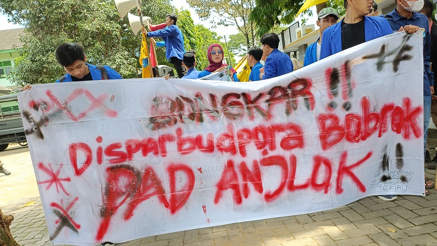 ASPIRASI: PMII Cabang Pacitan nggelar unjuk rasa neng Disparbudpora Kabupaten Pacitan wingi (13/12). (DOKUMEN/RADAR MADIUN)