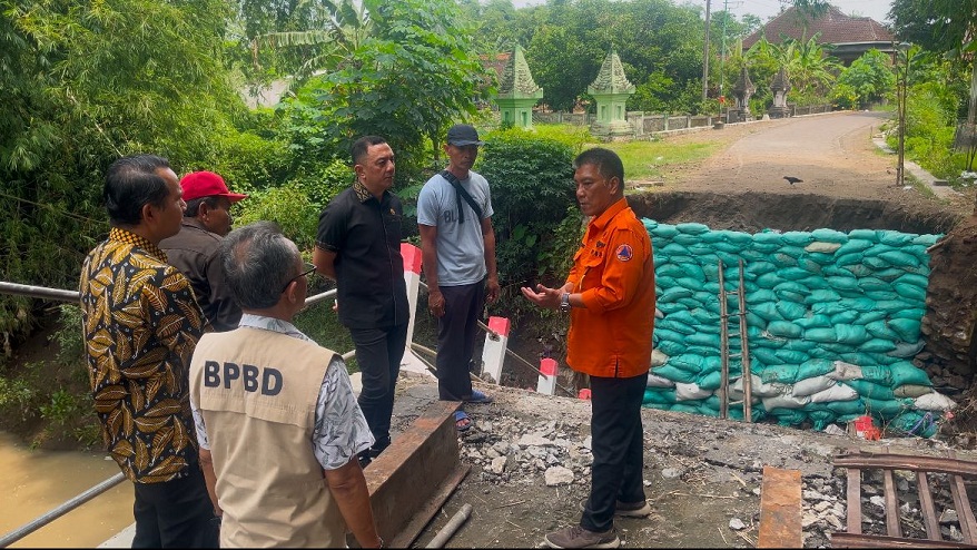 PEDHOT: Wakil Ketua DPRD Jawa Timur Deni Wicaksono ndeleng Jembatan Klampisan, Kabupaten Ngawi. (DOKUMEN/RADAR MADIUN)