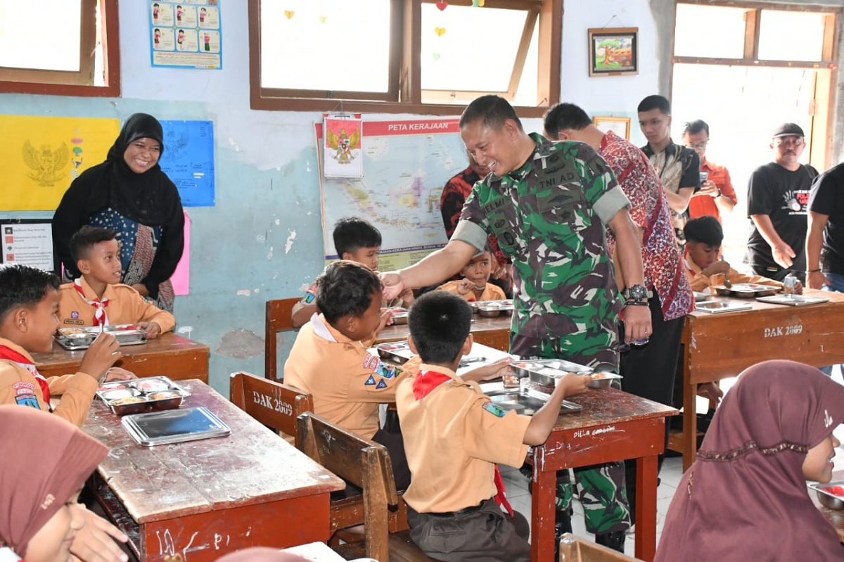 HORE: Kodim 0802 Ponorogo menggelar uji coba makan bergizi gratis (MBG) di SDN 01 Surodikraman, Jumat (13/12).