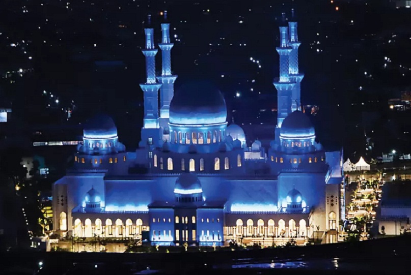 ILUSTRASI: Masjid Raya Sheikh Zayed dadi salah siji jujugan favorit wisatawan ing Kota Solo. (DOKUMEN/RADAR SOLO)