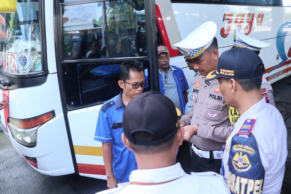 RAMP CHECK: Satlantas Polres Ponorogo melakukan pemeriksaan kendaraan bus di Terminal Seloaji jelang nataru, Jumat 13 Desember 2024.