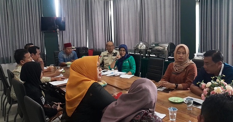 BAHAS UPAH PEKERJA: Suasana rapat pleno penetapan UMK Ngawi 2025 oleh dewan pengupahan setempat di Waroeng Djoglo, Kasreman, Kamis (12/12).