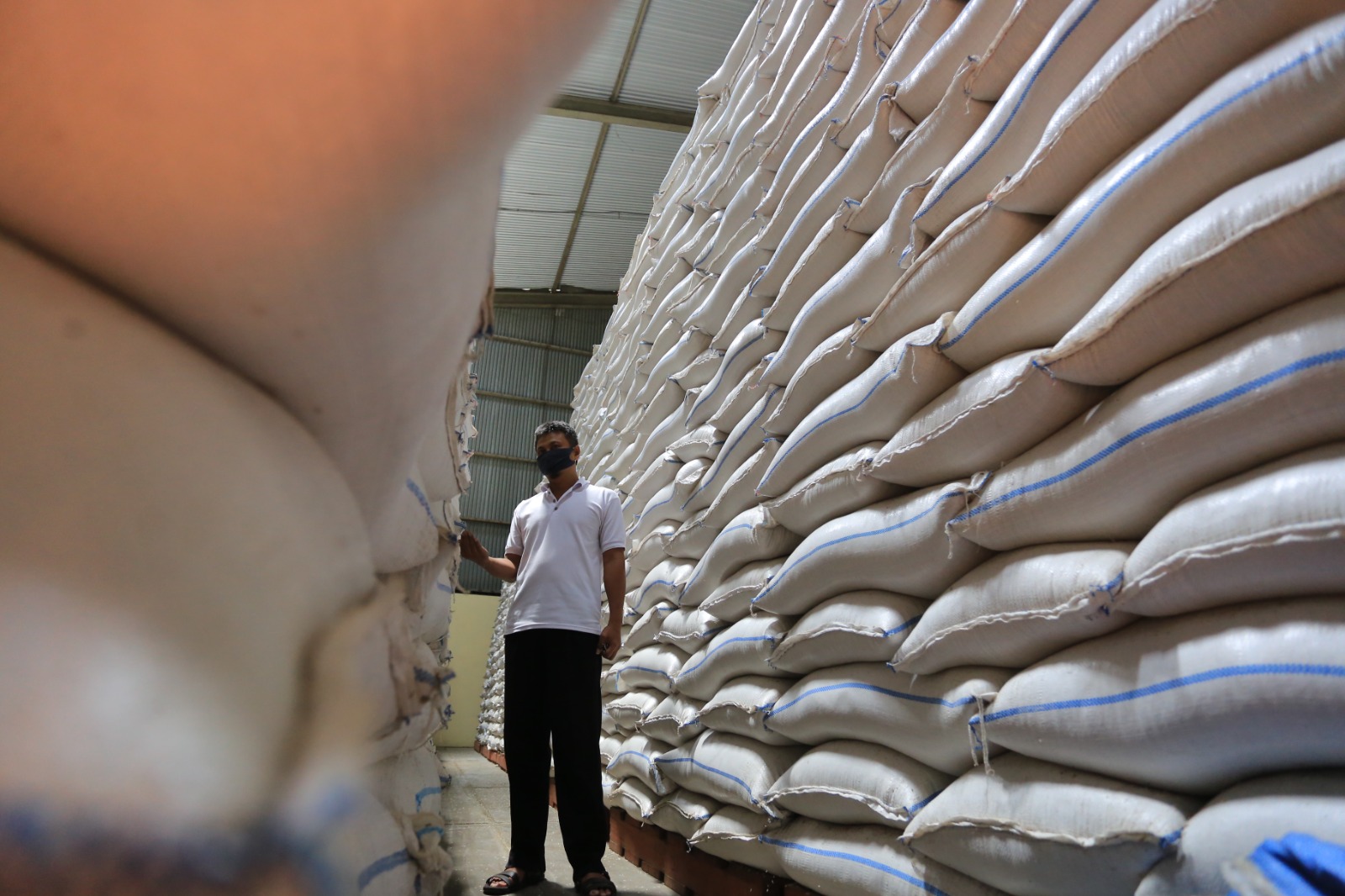 BAHAN PANGAN: Aktivitas seorang petugas di salah satu gudang Bulog Kota Madiun beberapa waktu lalu. (BAGAS BIMANTARA/JAWA POS RADAR MADIUN)