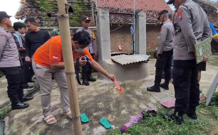LIDIK: Polisi melakukan olah TKP di lokasi aksi Mikhrotul Muawanah yang diduga menceburkan diri ke dalam sumur Sunarto di Desa Jungke, Karas, Magetan, Minggu (15/12).