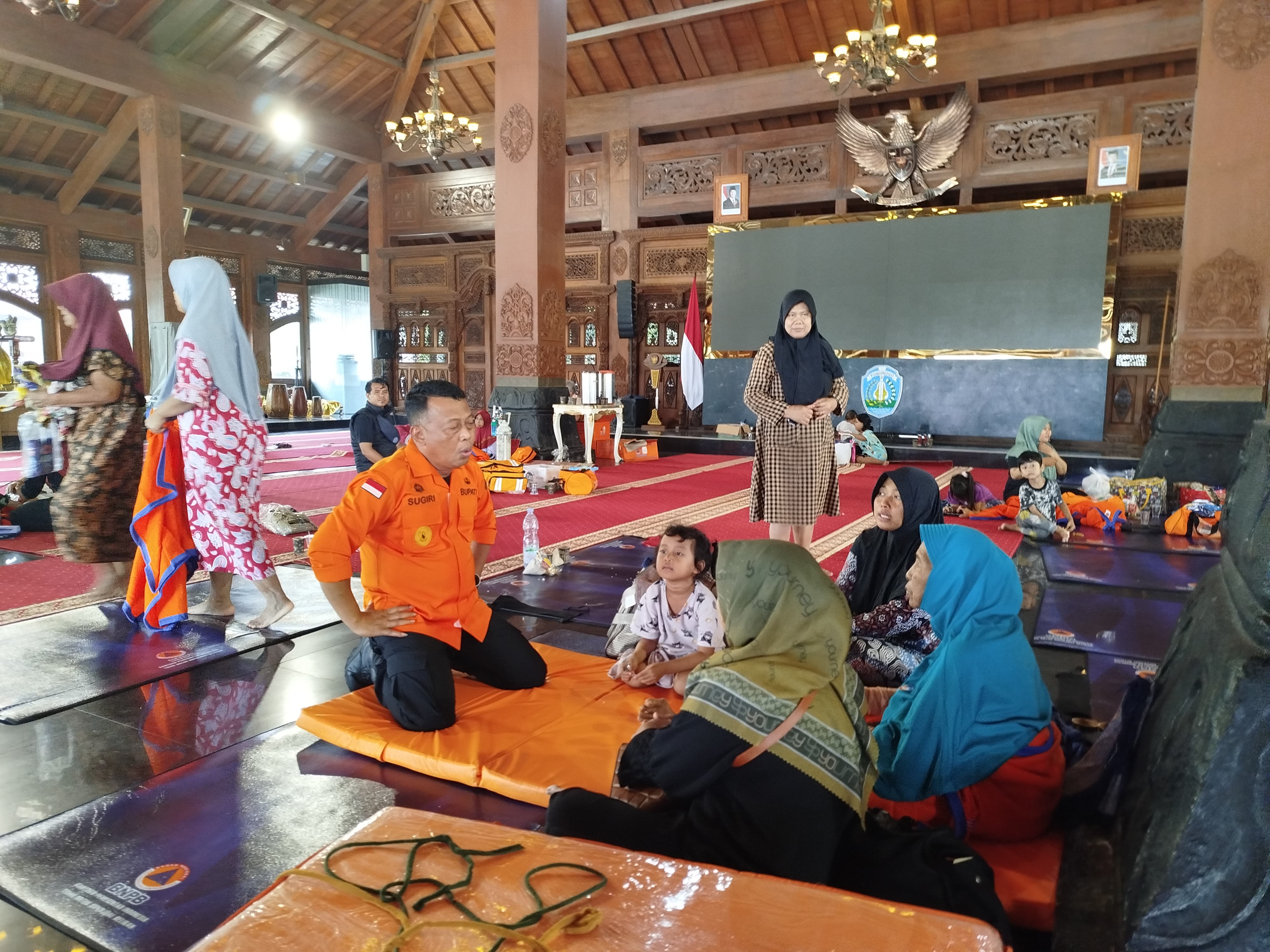 DARURAT: Bupati Ponorogo Sugiri Sancoko berbincang dengan pengungsi banjir di Pendopo Kabupaten Ponorogo, Senin 16 Desember 2024.