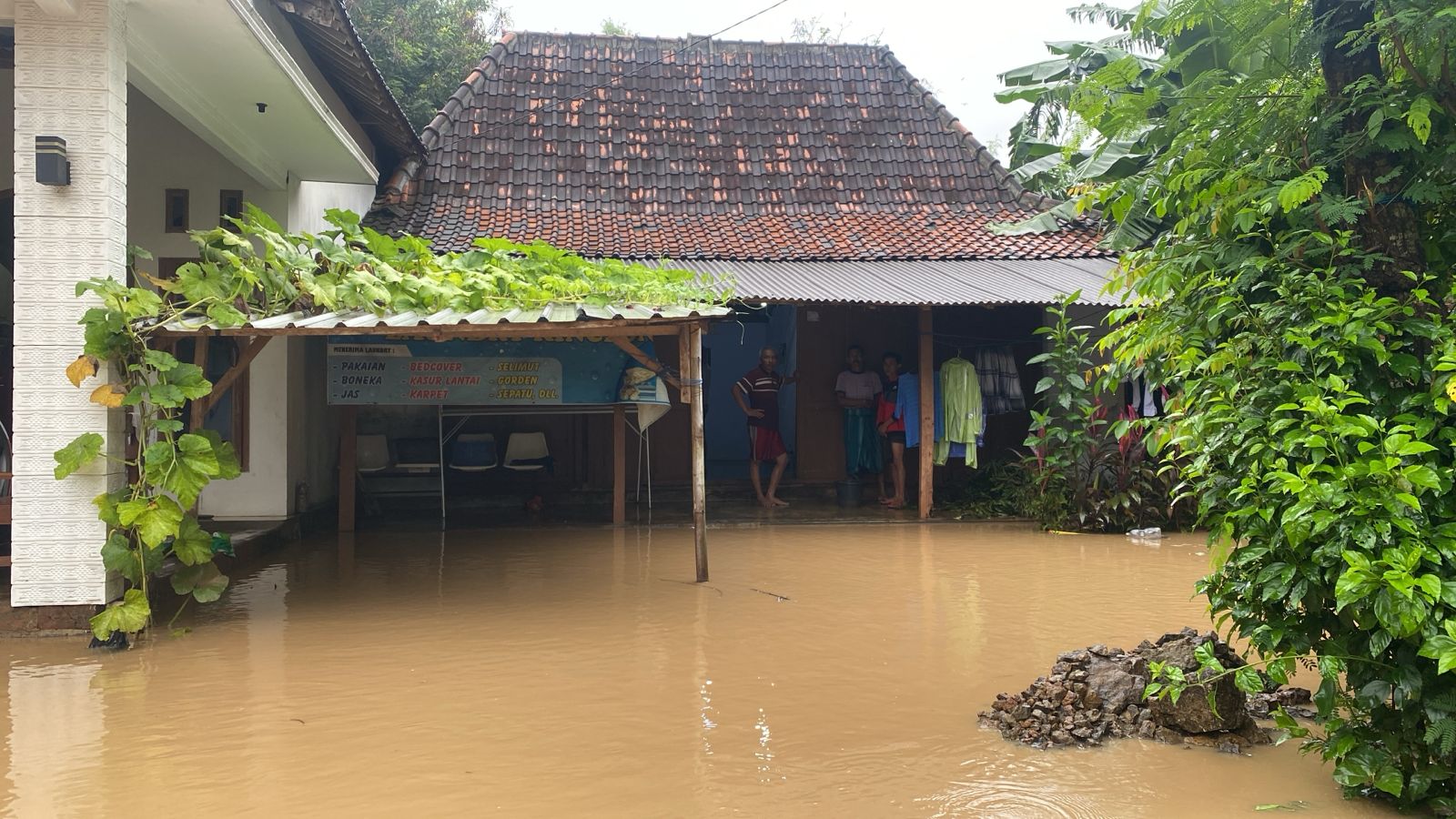 RUMAH DUKA: Banjir menggenangi rumah ABD, bocah 12 tahun yang jadi korban tewas banjir di Ponorogo pada Senin hari ini, 16 Desember 2024.