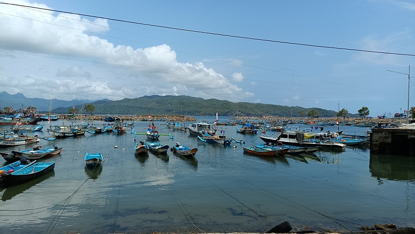 LEREN SAWETARA: Atusan perahu nelayan disandarake ing Pelabuhan Tamperan, Kabupaten Pacitan. (DOKUMEN/RADAR MADIUN).