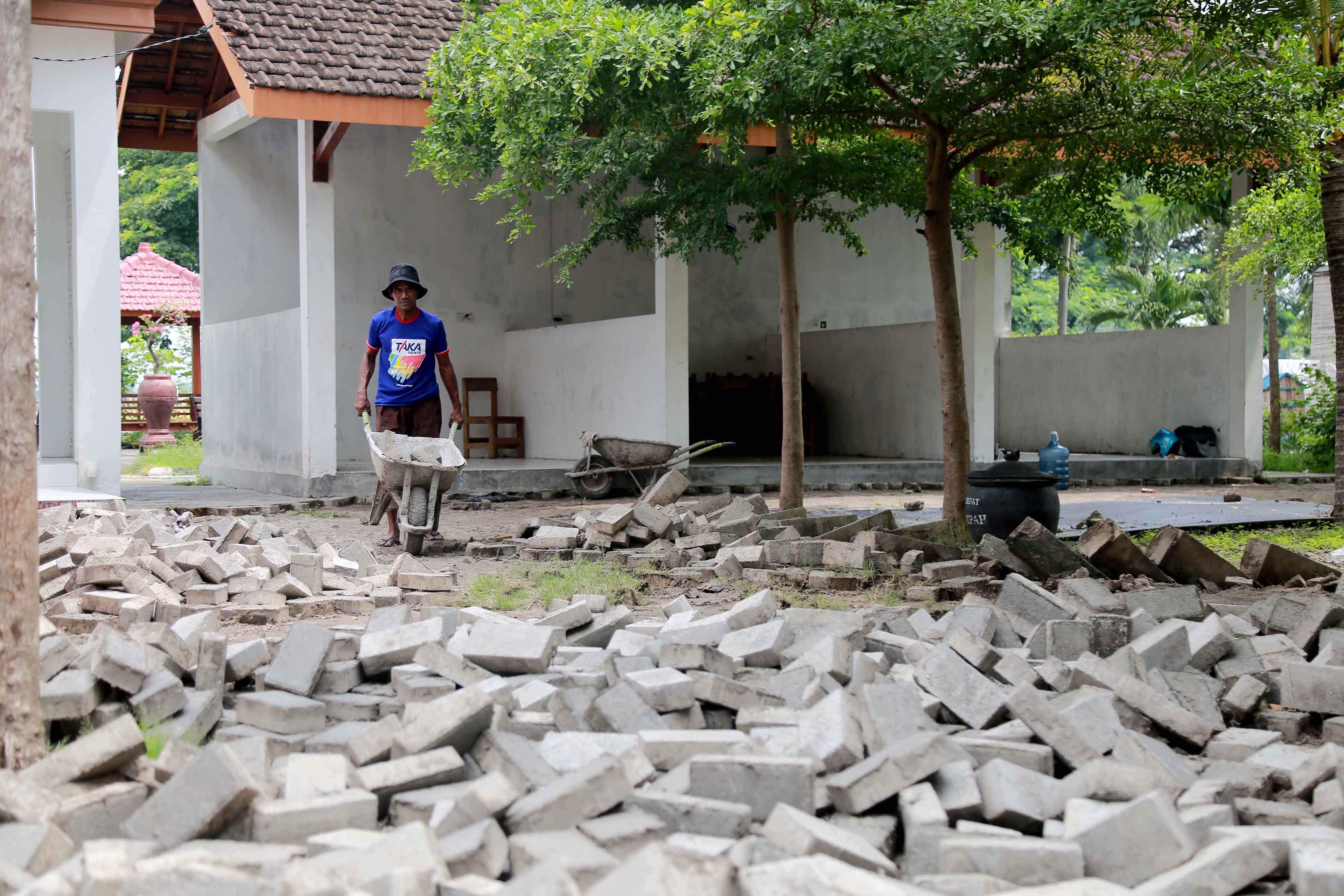 BERADA DI ASET PEMKOT: Paving block dan tiga lapak yang berada di Lapak UMKM Kampir, Kelurahan Kanigoro dibongkar oleh pemiliknya, Selasa 17 Desember 2024.
