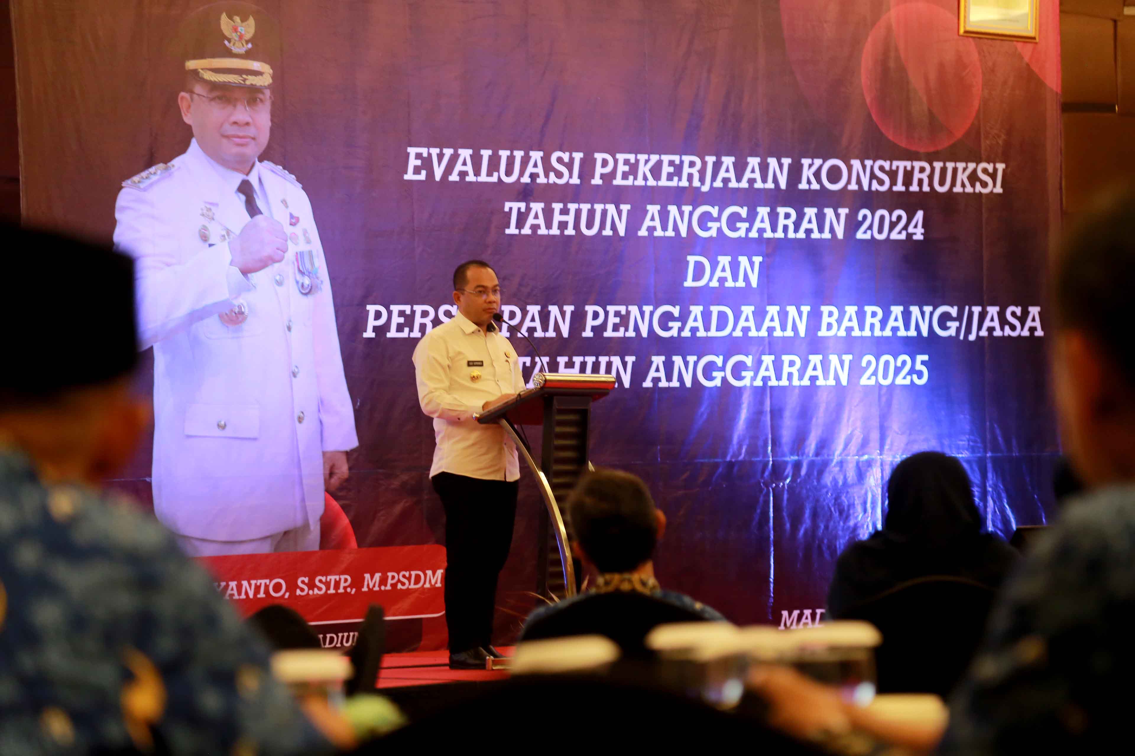 BERI SAMBUTAN: Pj Wali Kota Madiun Eddy Supriyanto dalam evaluasi pekerjaan konstruksi di Hotel Aston Madiun, 17 Desember 2024.