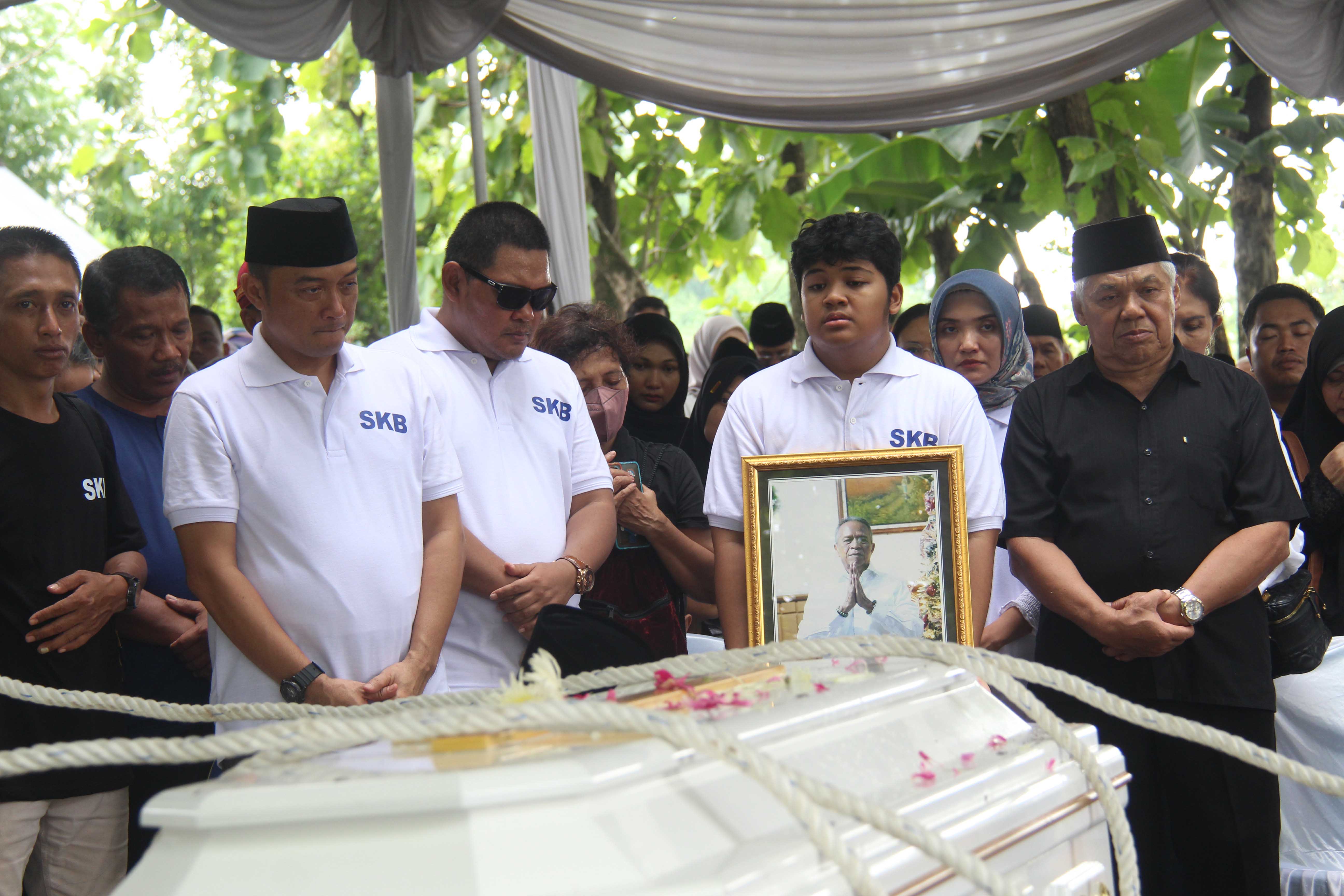 BERDUKA: Keluarga dan kerabat Mensesneg Prasetyo Hadi mengantarkan Sadiran Bau Kuntjoro ke peristirahatan terakhir, Selasa 17 Desember 2024.&nbsp;