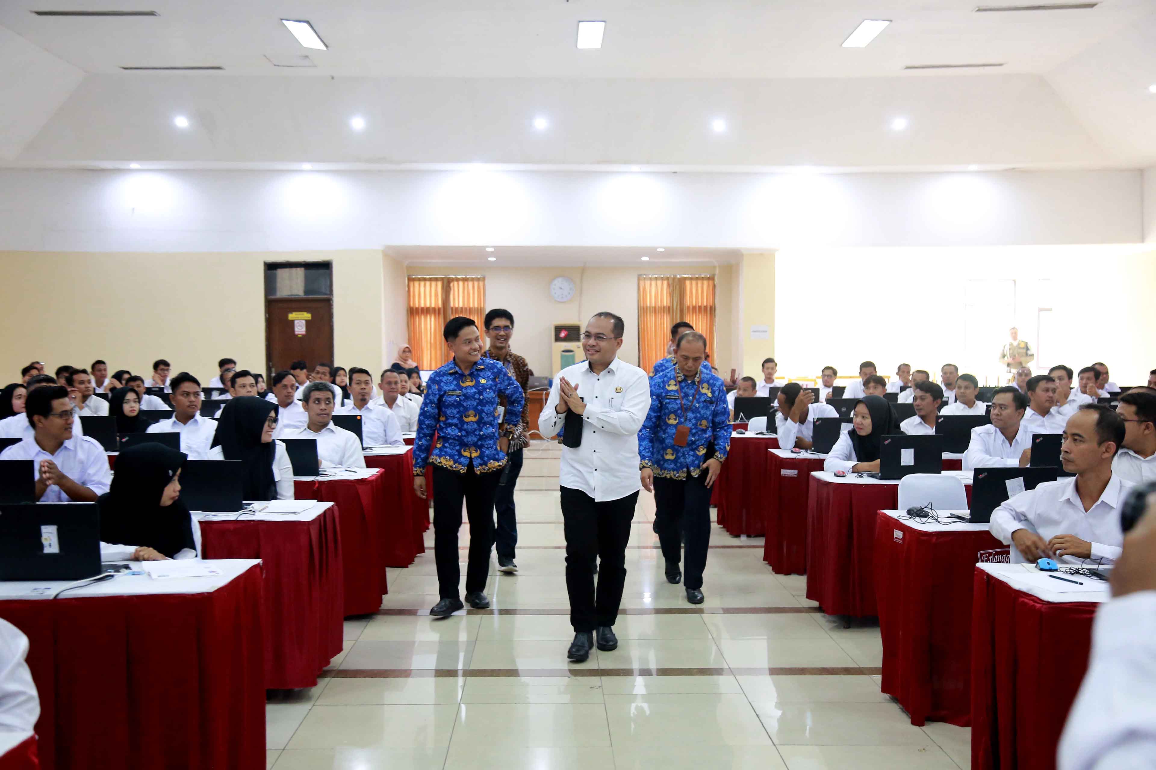 TINJAU TES: Pj. Wali Kota Madiun Eddy Supriyanto memantau SKD PPPK Kota Madiun di Asrama Haji, Selasa 17 Desember 2024.
