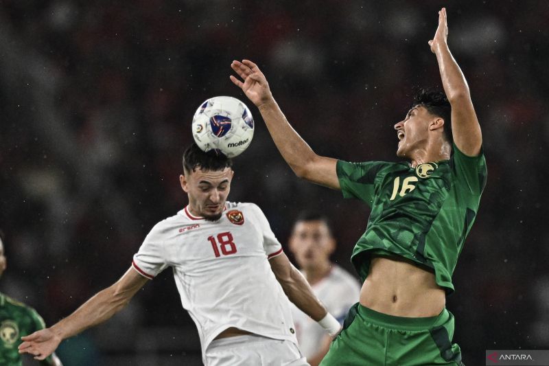 Aksi Ivar Jenner, pemain naturalisasi Timnas Indonesia, saat melawan Arab Saudi.