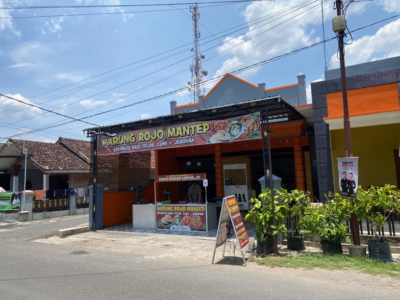Warung Rojo Mantep di Caruban, Kabupaten Madiun.