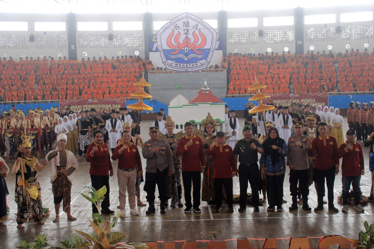 MERIAH: Pembukaan Bupati Cup dan Kadindik Cup Smada Magetan berlangsung meriah, diikuti oleh puluhan tim dari berbagai sekolah.