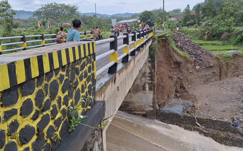 JEMBATAN WINONG: Akses jalan alternatif Jatim - Jateng tutup total akibat ambrolnya Jembatan Mondokan di Sragen, Senin (16/12).