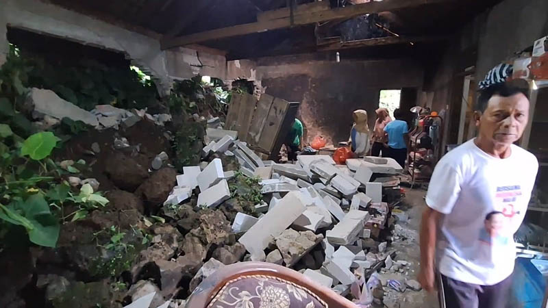 TERDAMPAK BENCANA: Kondisi rumah Susanto di Desa Wonosari, Sine, usai diterjang bencana tanah longsor Minggu (15/12) petang.